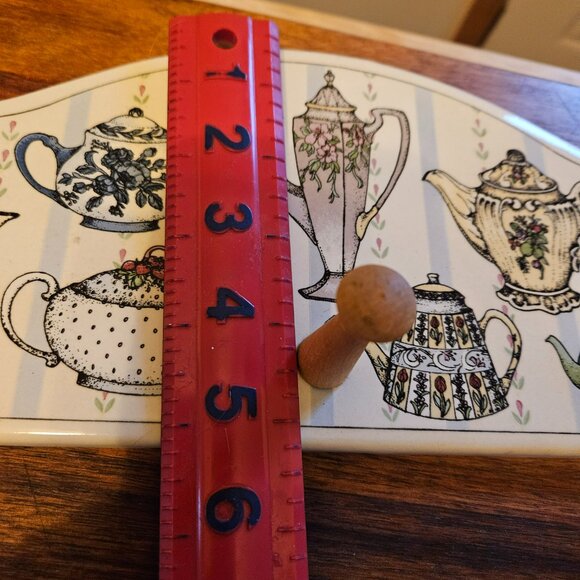 VINTAGE CERAMIC TILE WALL HANGING FEATURING TEAPOT DESIGN SBCD 1990S - Picture 7 of 8